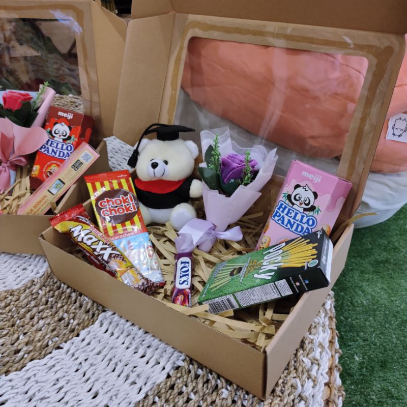 Gift Box  Wisuda Snack Boneka dan Buket Bunga