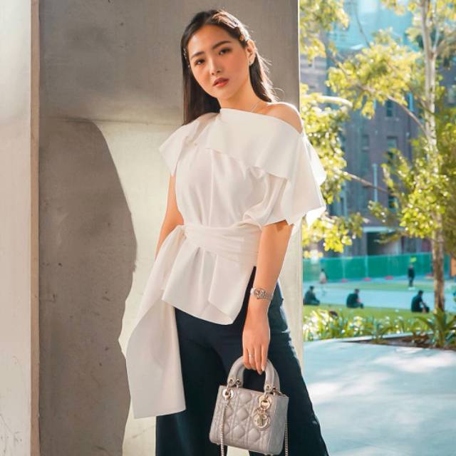 Rhei Collection - Atasan Wanita Putih Scuba Sabrina Blouse Cewek Missy Top White