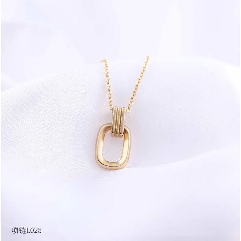 kalung simple warna gold mirip dengan emas asli.