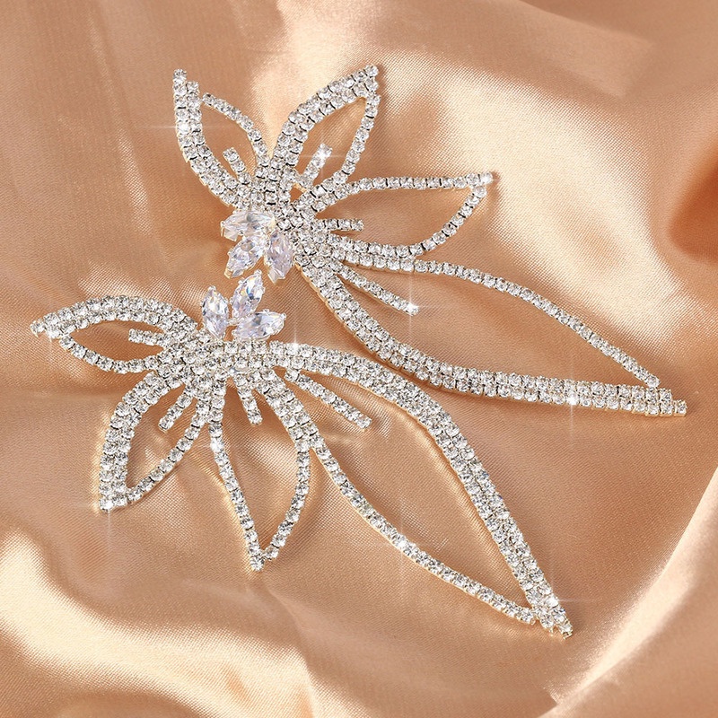 Anting Giwang Panjang Gaya Vintage Elegan Model Bunga Dengan Kristal + Berlian Imitasi Untuk Wanita