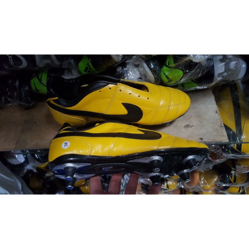 sepatu bola full 6 besi bhan kulit asli ready