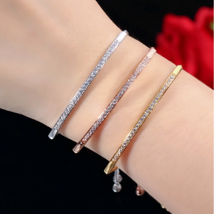 Gelang Emas 18k Adjustable Aksen Berlian Untuk Wanita