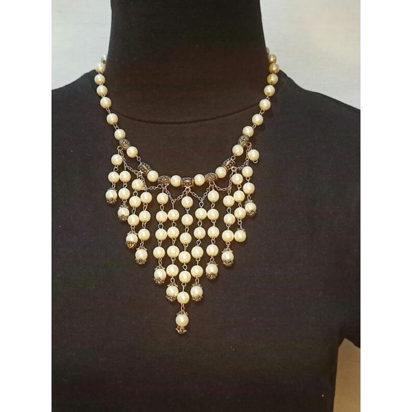 Kalung motif banyak batu