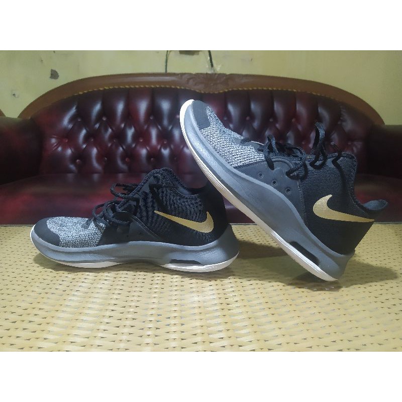 sepatu basket Nike versitile 3