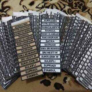 

Bordir Komputer Custom Nama Dada Putih Hitam dan Coklat Hitam Pramuka 1,6 cm X 8 Cm