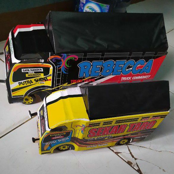 miniatur truk oleng ukuran panjang 45 lebar 16 tinggi 20 fariasi ful setiker + lampu + terpal