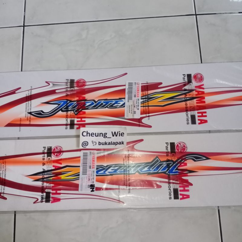 2P2-F173E-D0 1bh & 2P2-F173F-D0 Lis stiker body belakang 2pc jupiter z burhan 2007 Body merah ori YG