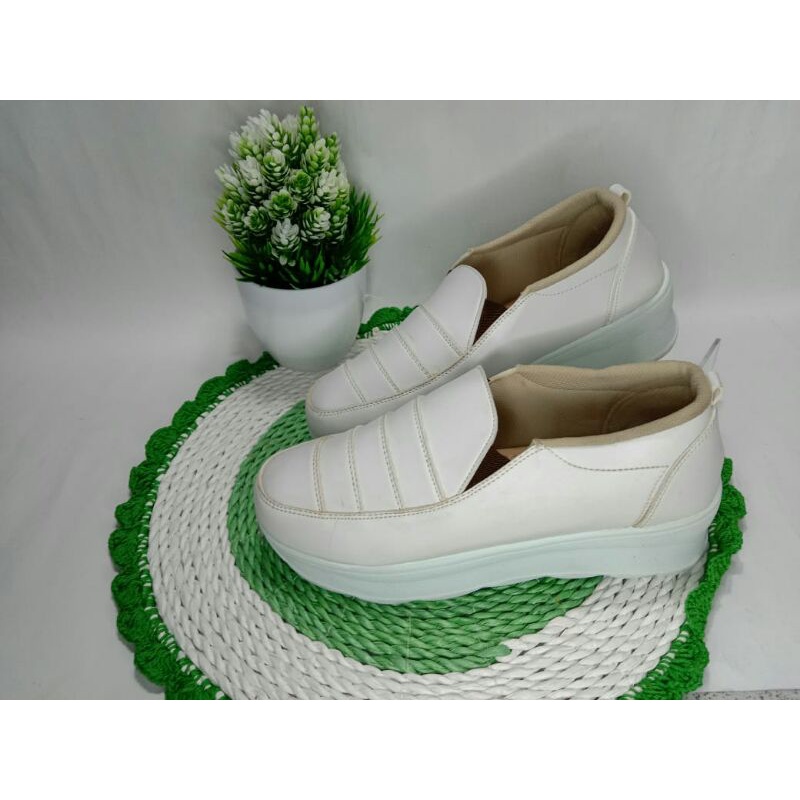 one love sepatu sol putih