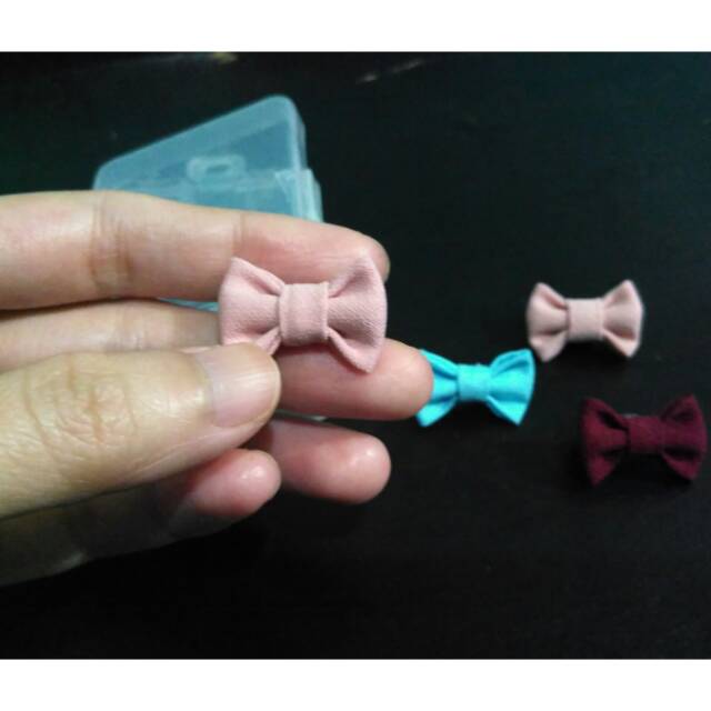 

Baby bow...ukuran 2cm, per box ini 7pcs. Motif by request isi di catatan