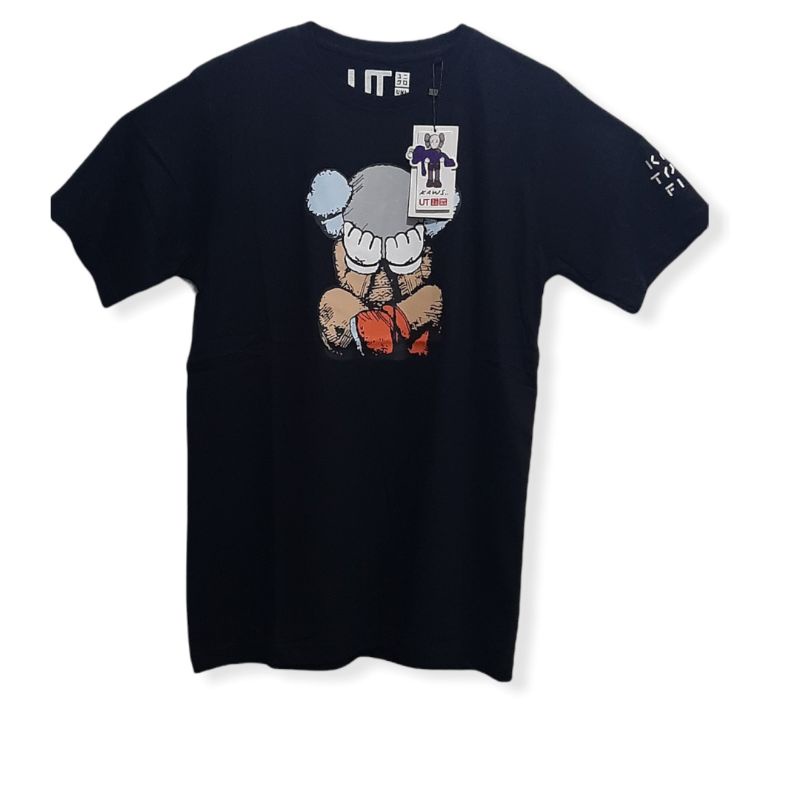 Kaos Uniqlo x Kaws