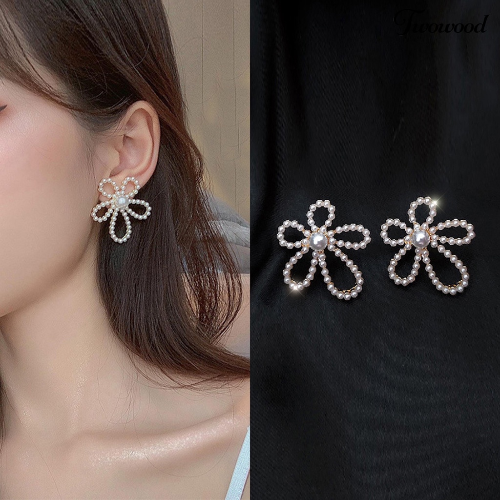 1 Pasang Anting Stud Desain Bunga Aksen Mutiara Imitasi Gaya Vintage Untuk Wanita