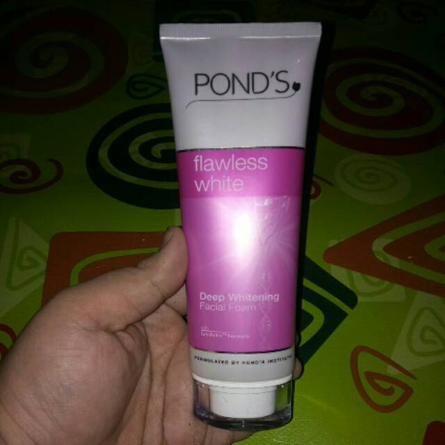 Ponds flawless white facial foam 100gr
