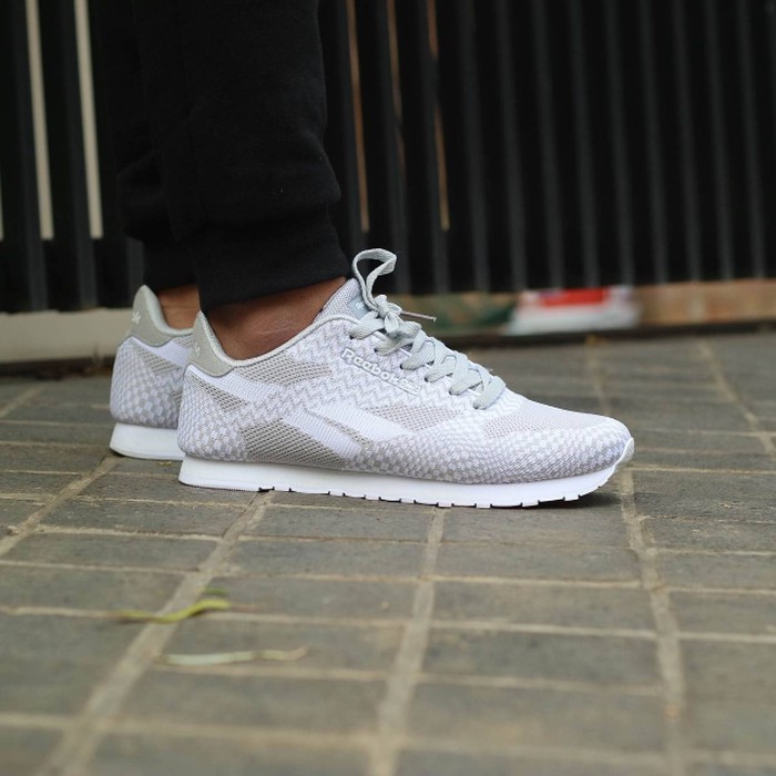 Sale Sepatu Sport Reebok Classic For Man Import / Sepatu Pria Gym Fitness Olahraga White