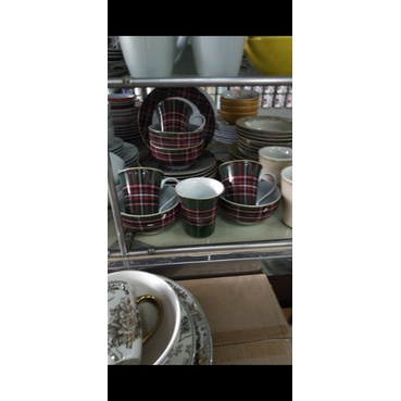 Dinner Set Motif Plaid Merah