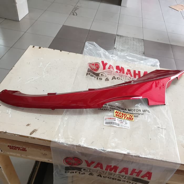 COVER UNDER, LOWER, SIRIP FINO 125 MERAH MARUN (BJ8-P6) ASLI YAMAHA