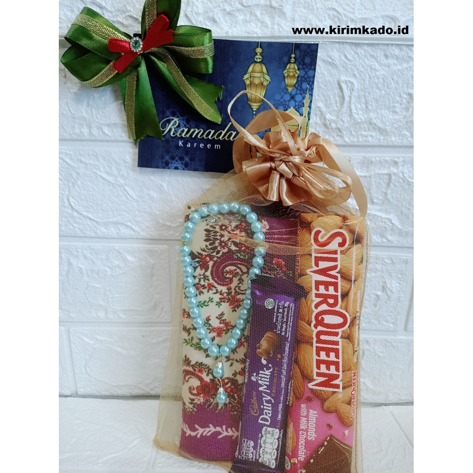 KADO- SOUVENIR PARCEL LEBARAN SOUVENIR COKLAT SILVER QUEEN SAJADAH TASBIH