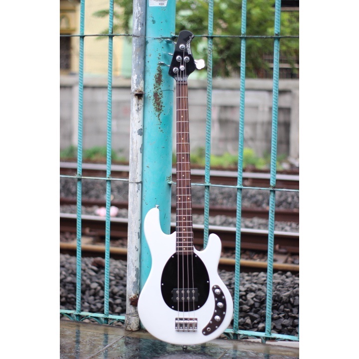 Gitar Bass Listrik / Elektrik Musicman Stingray Putih Bonus Kabel Jack