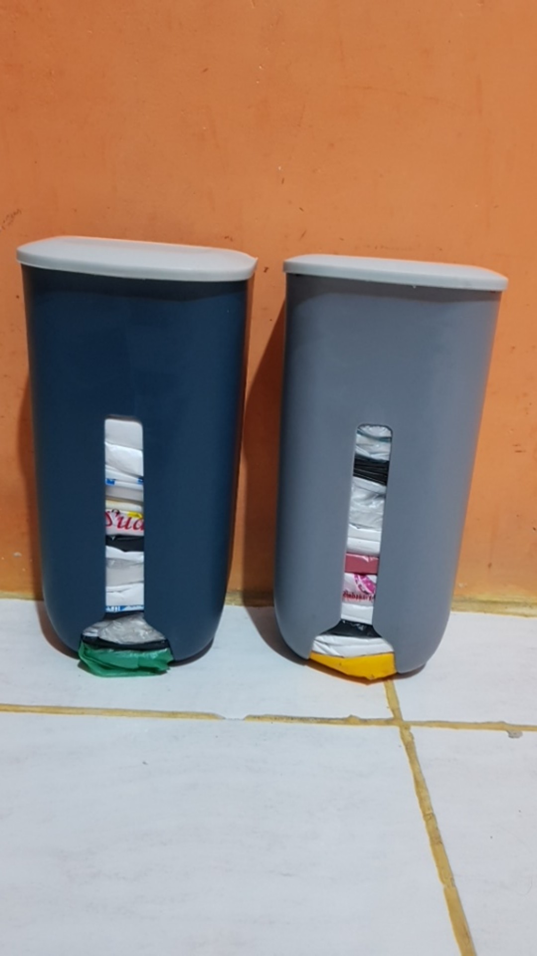 Dispenser Kantong Sampah Model Ditempel Pada Dinding, Bahan Plastik