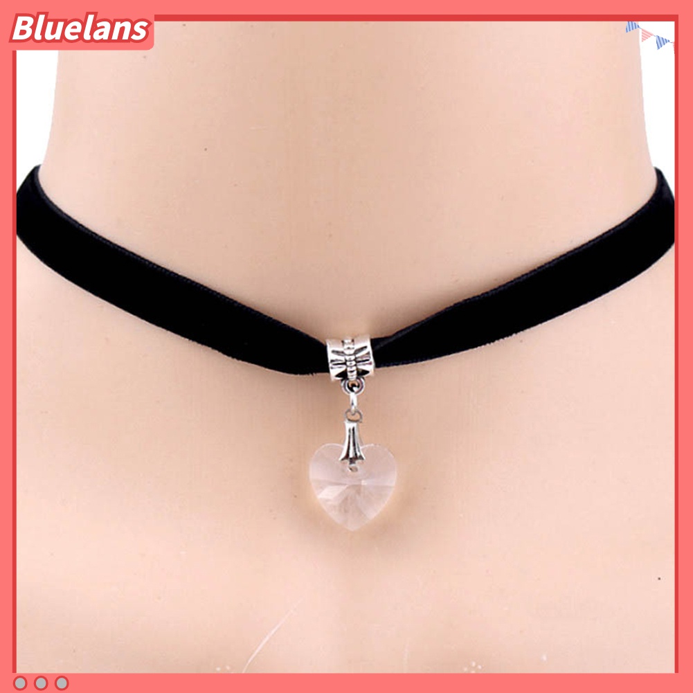 Kalung Choker Bahan Velvet Dengan Liontin Hati Aksen Berlian Imitasi Gaya Gothic Untuk Wanita