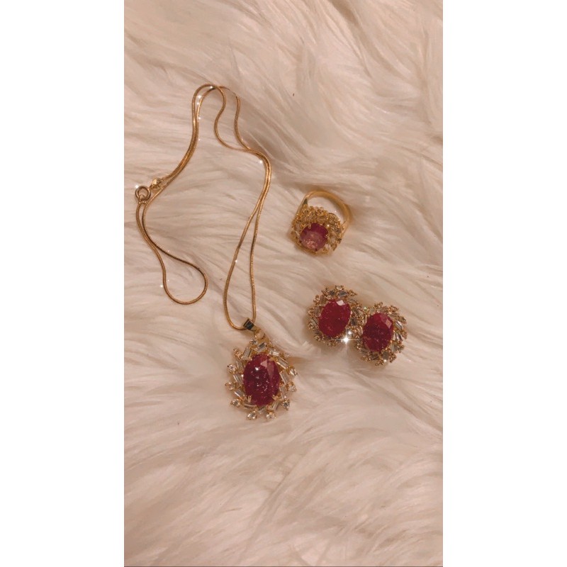 satu set perhiasan emas