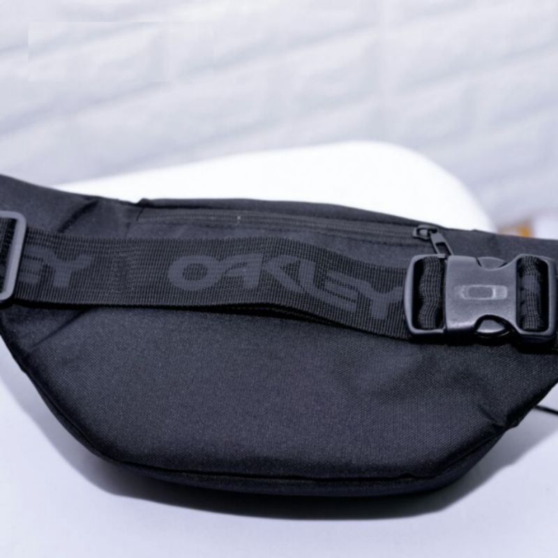 Tas Oakley Slempang Tas Surfing Oakley logo Besi / Tas waistbag distro / Tas Slempang Pria / Waistbag Pria