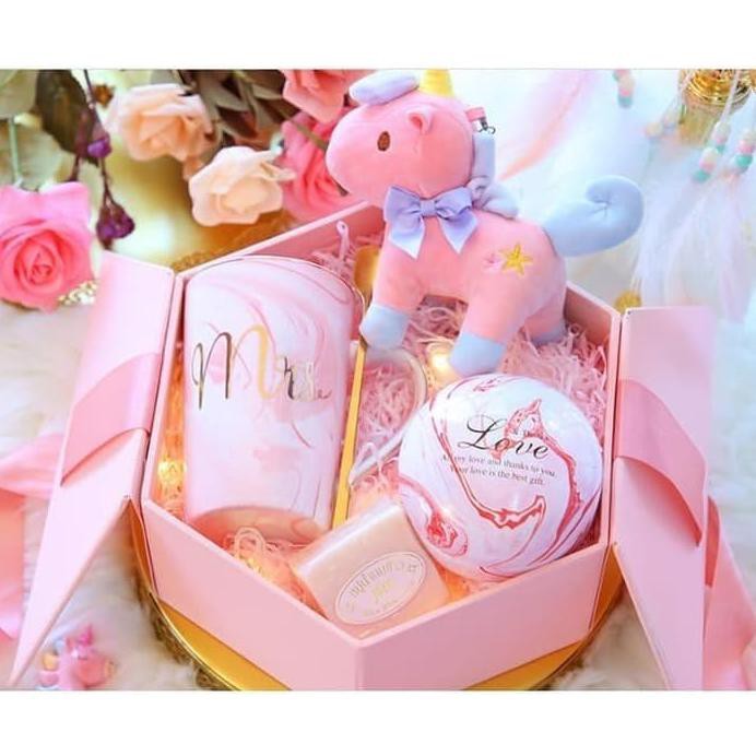 

Hampers / Gift / Hadiah / Kado Spesial / Complid Set Editions Pink