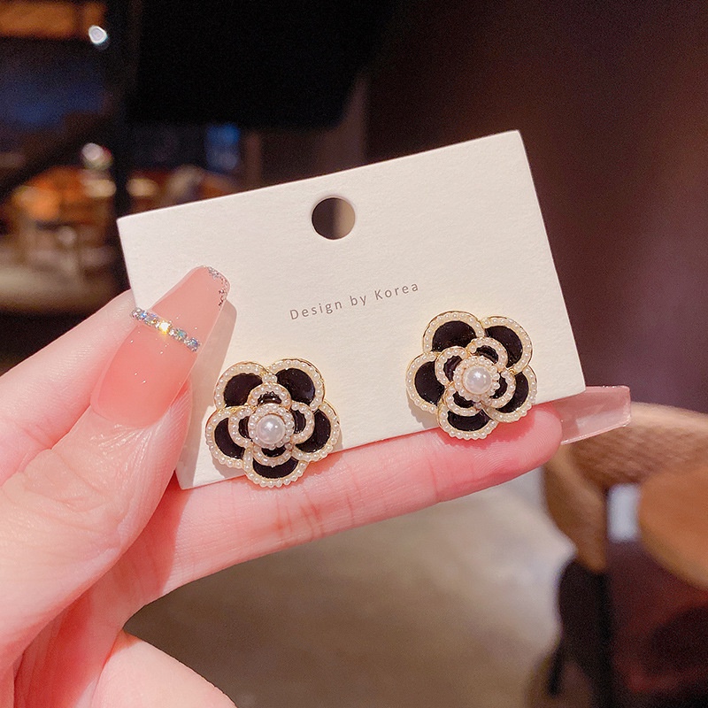Anting Stud Silver Needle S925 Hias Mutiara Camellia Warna Hitam Untuk Wanita