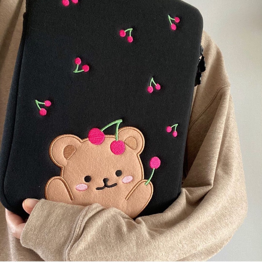 Sleeve Pouch Sarung Tas Bag Case Ipad Tab Tablet Macbook Air Pro Laptop Asus Acer Lenovo HP Huawei 11 12 13 14 15 inch Motif Gambar Beruang Bear Cherry Warna Pink Hitam Lucu Cute Murah Korean Model