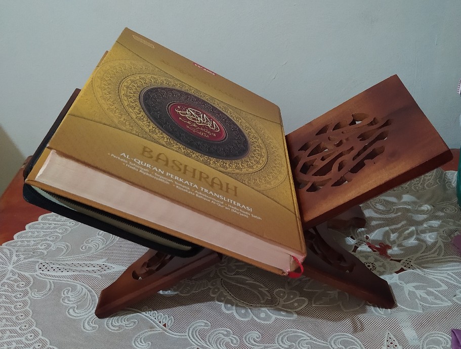 Rekal Tatakan Dudukan Al Quran Kayu Jati Campuran Motif Kaligrafi Ukuran 18 Cm