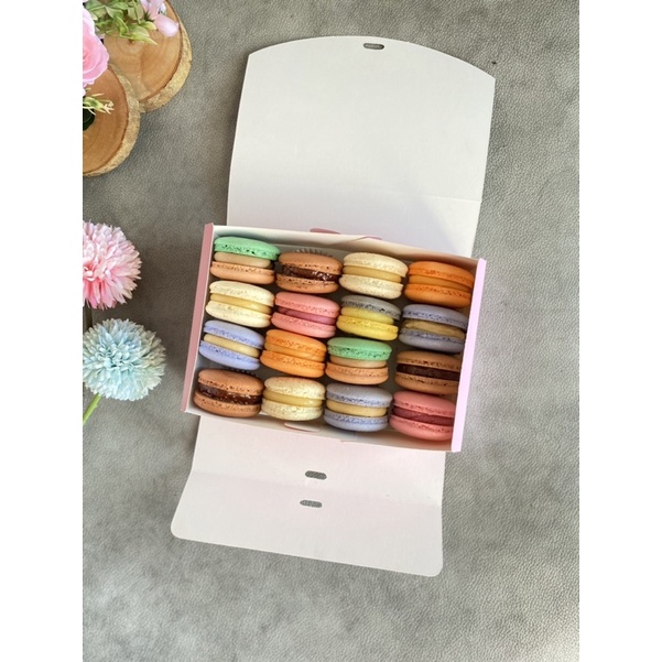 

Box of 16 Macarons | Macarons Box