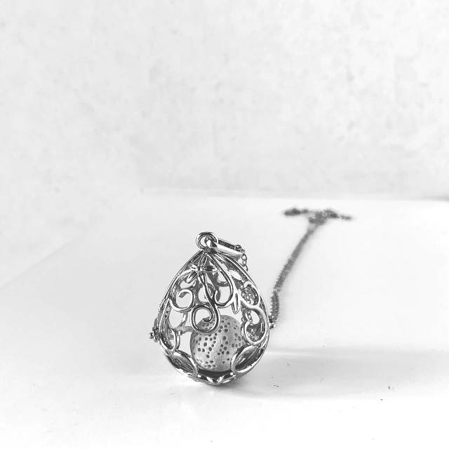 Yolanda Yolk kalung diffuser