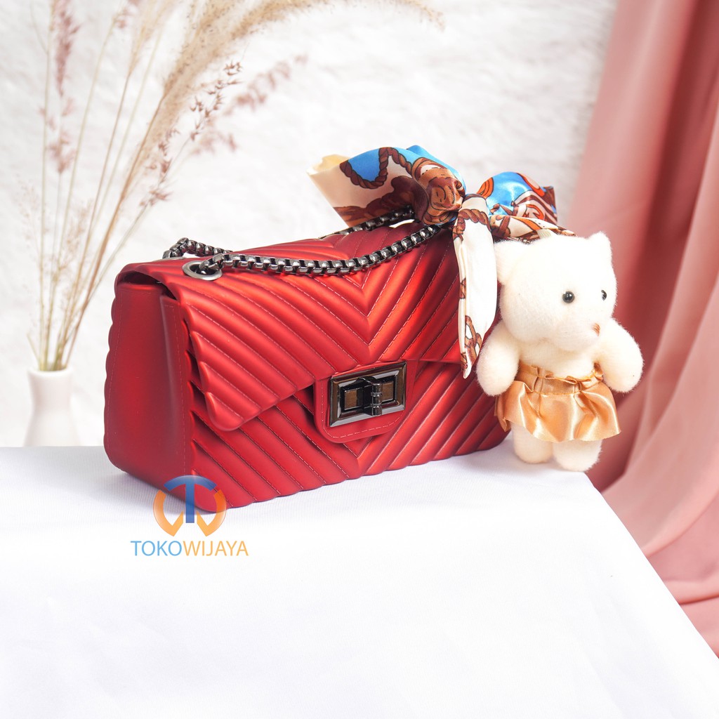 Tas Jelly Chevron Matte Salur Size 18 Cm Rantai Hitam (Gratis Boneka &amp; Syal)