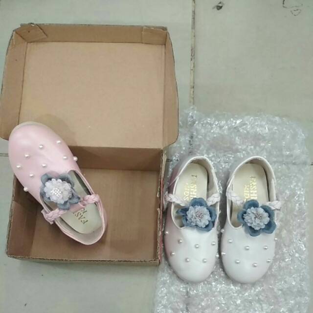 Sepatu bunga