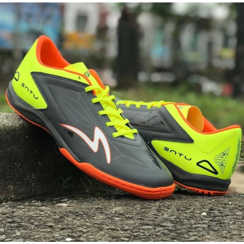 SPECS ACCELERATOR SATU PRO IN GUNMETAL & BLUE