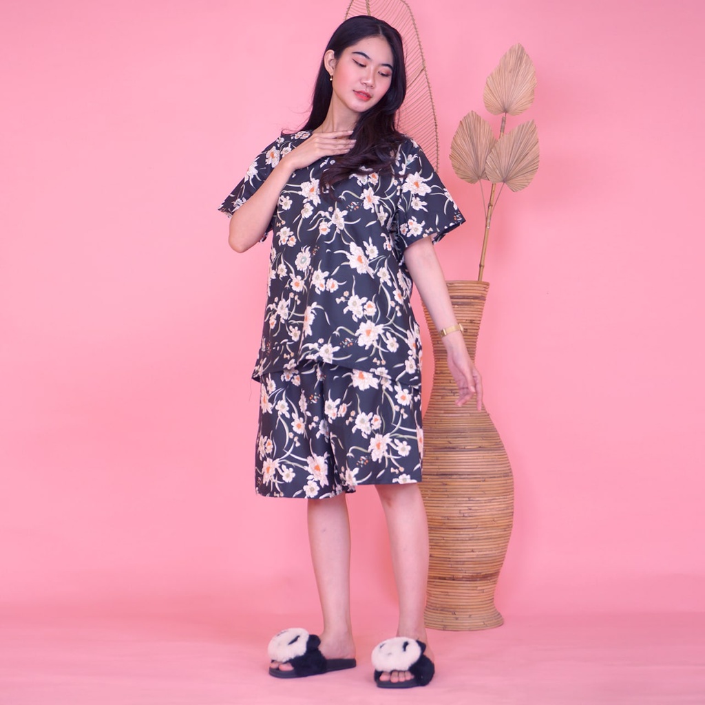 PIYAMA SETELAN PENDEK JUMBO KATUN KARAKTER BAJU TIDUR KANCING DEPAN-KJ BLOSSOM HITAM
