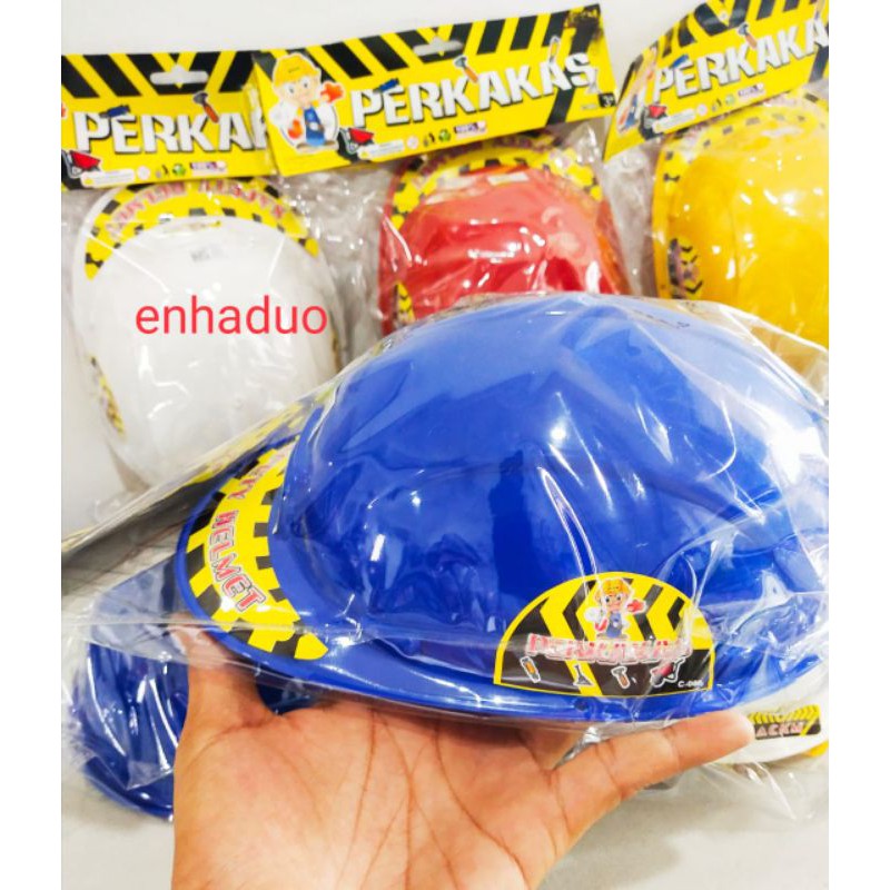 MAINAN HELM ANAK DENGAN PERKAKAS