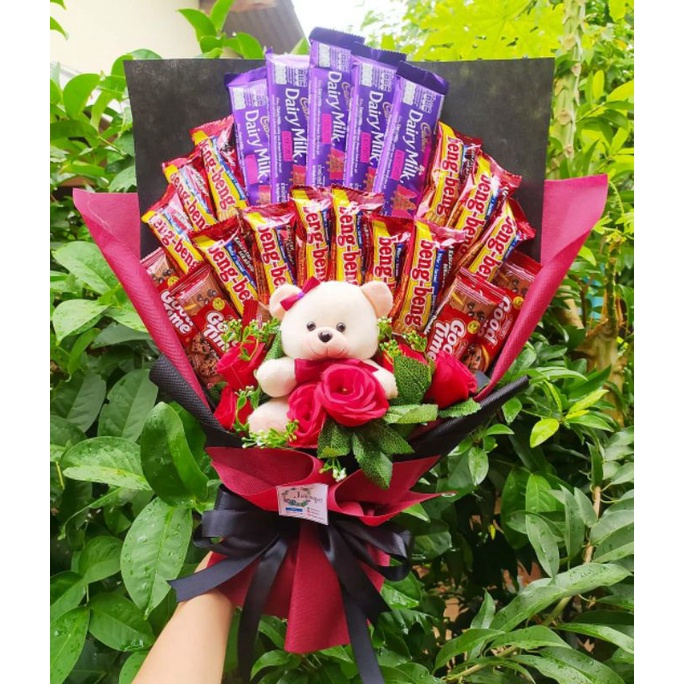 (B) Buket BIG PREMIUM DAIRY MILK BENGBENG BONEKA LUCU DAN BUNGA HADIAH ANNIVERSARY ULANG TAHUN SIDANG/paket/bingkisan Snack Ulang Tahun/Ultah/ Wisuda/Kado/Hadiah