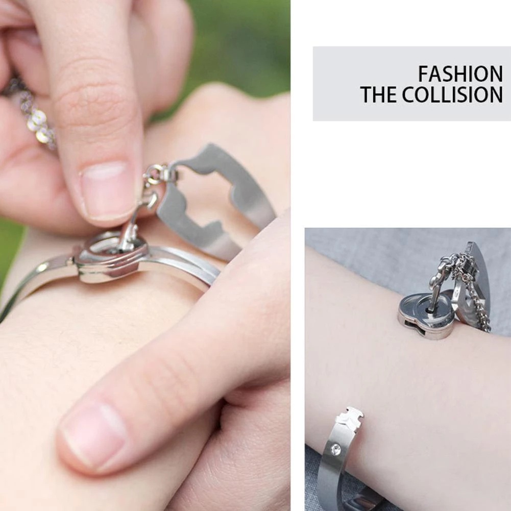 2pcs / Set Kalung Liontin Kunci Hati Bahan Stainless Steel Warna Silver