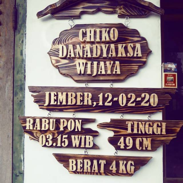 

Papan nama kayu