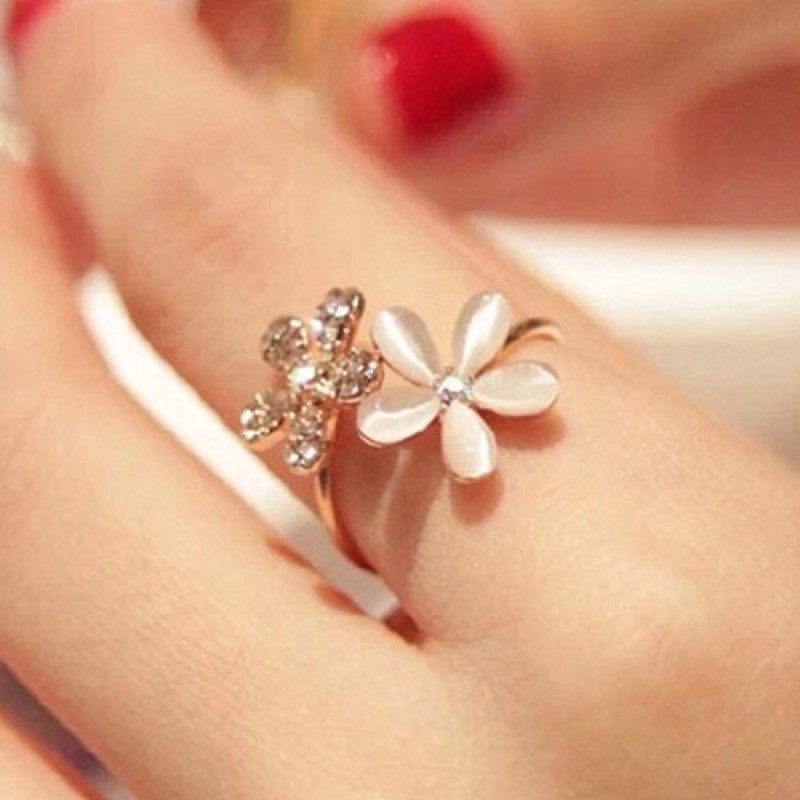 Cincin dengan 2 bunga daisy yang indah