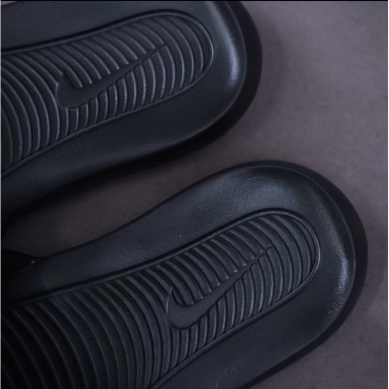 SANDAL SLIDE SLOP VICTORY DIPAKAI PRIA DAN WANITA masa kini