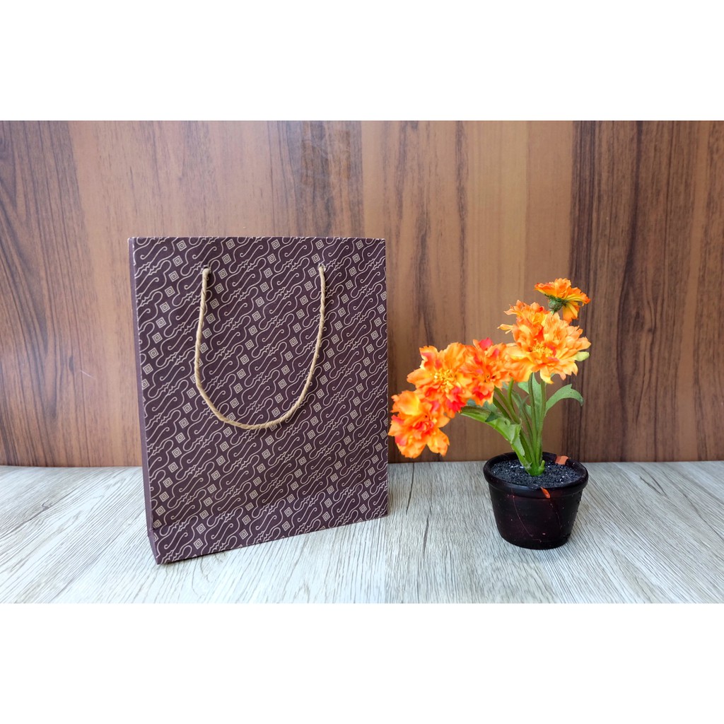 

Paperbag B. Patra 10 Uk. 17 x 21 x 5 cm