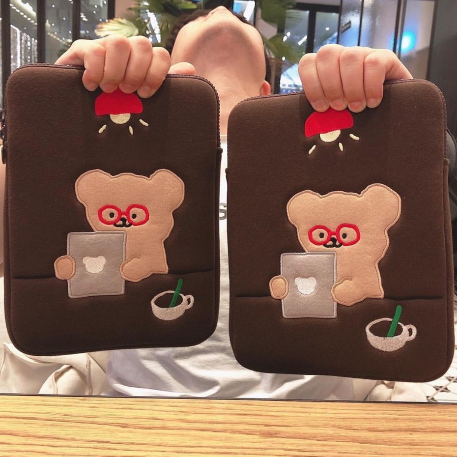 Sleeve Pouch Sarung Tas Bag Case Ipad Tab Tablet Macbook Air Pro Laptop Asus Acer Lenovo HP Huawei 11 12 13 14 15 inch Motif Gambar Beruang Bear Warna Coklat Lucu Cute Murah Korean Model