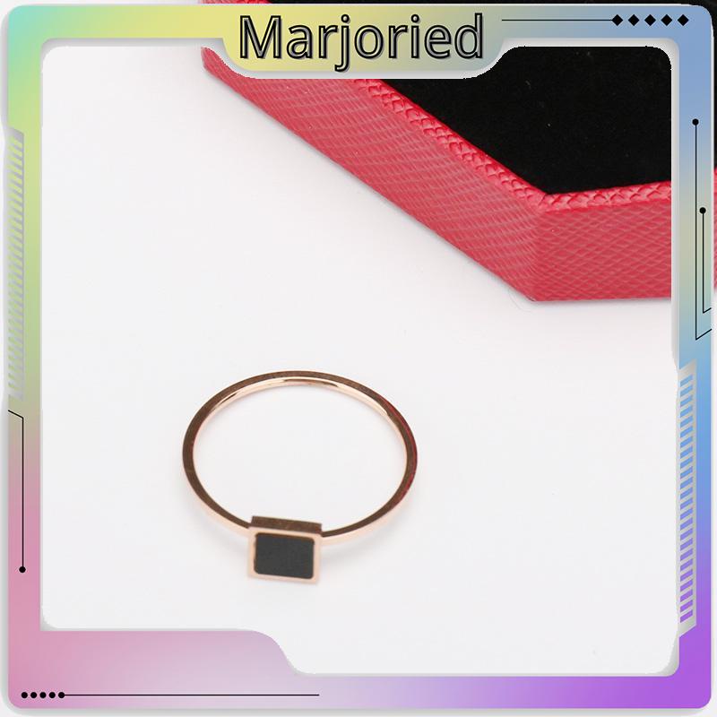 1 Pcs Fashion Cincin Titanium Wanita Kotak Hitam Pola Mawar Emas Stainless Hitam Unisex  Aksesoris-MJD