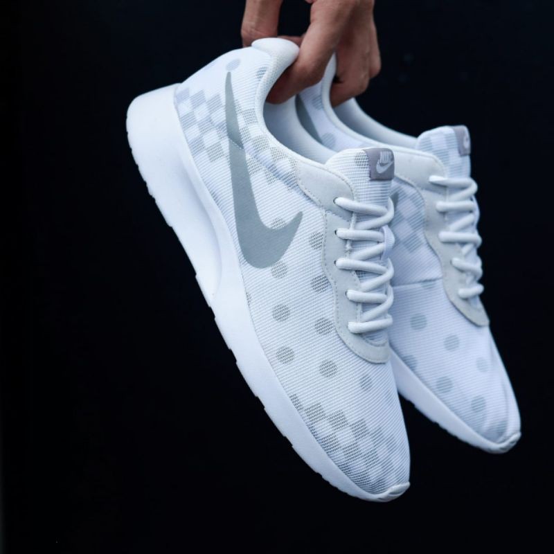 white mesh nike trainers