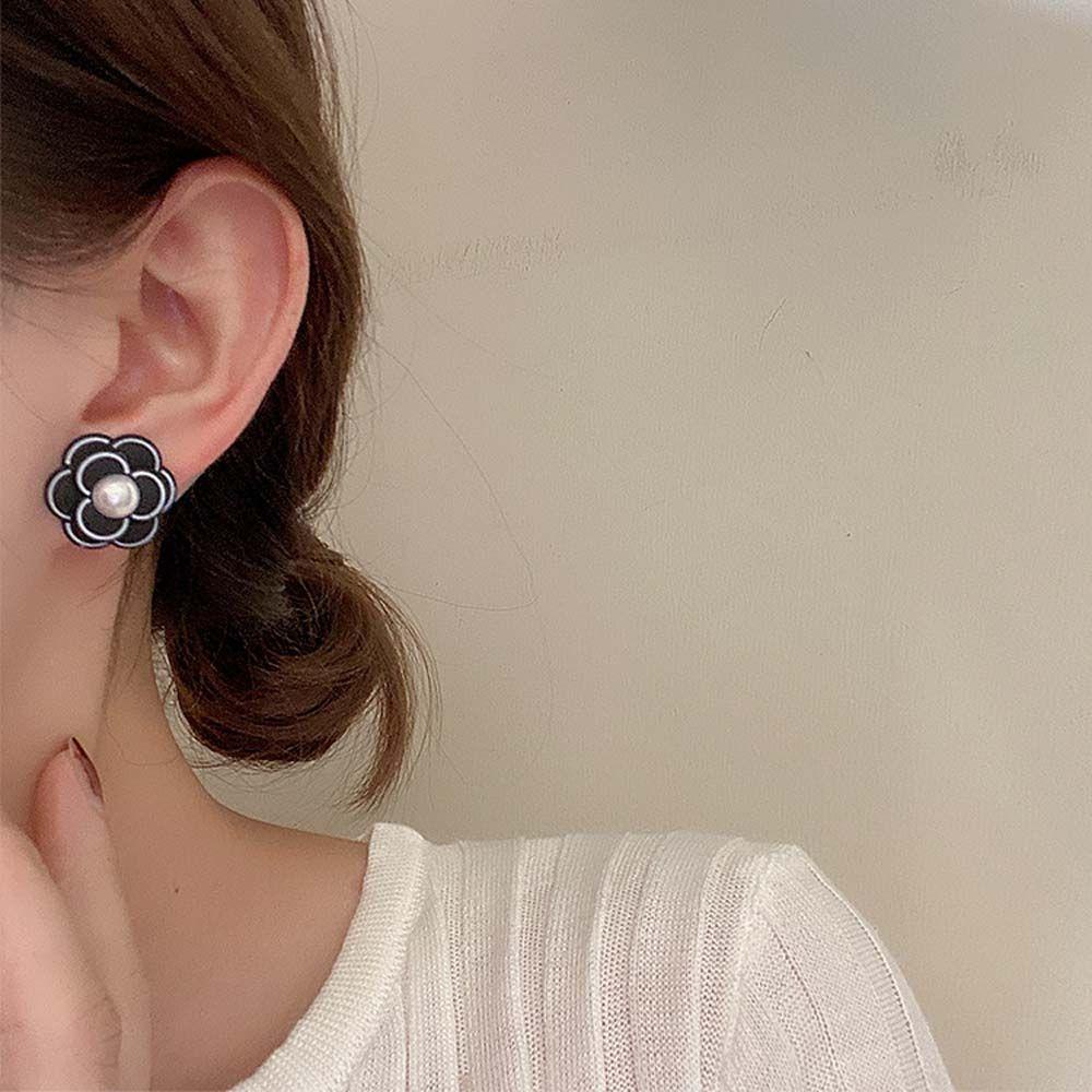 Needway Camellia Earrings Temperamen Anting Pejantan Mutiara Sederhana925 Jarum Perak Perhiasan Fashion Hitam Putih Wanita Earrings