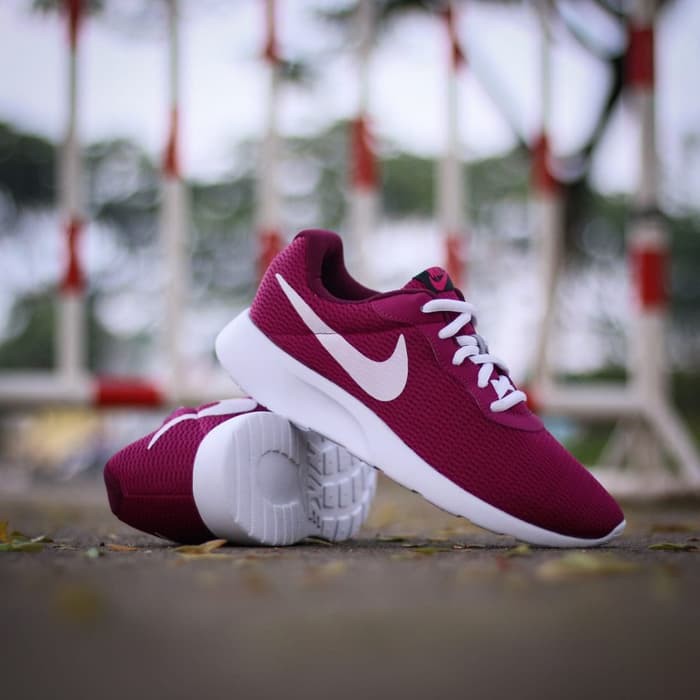 Sepatu Nike Tanjun Women Burgundy 