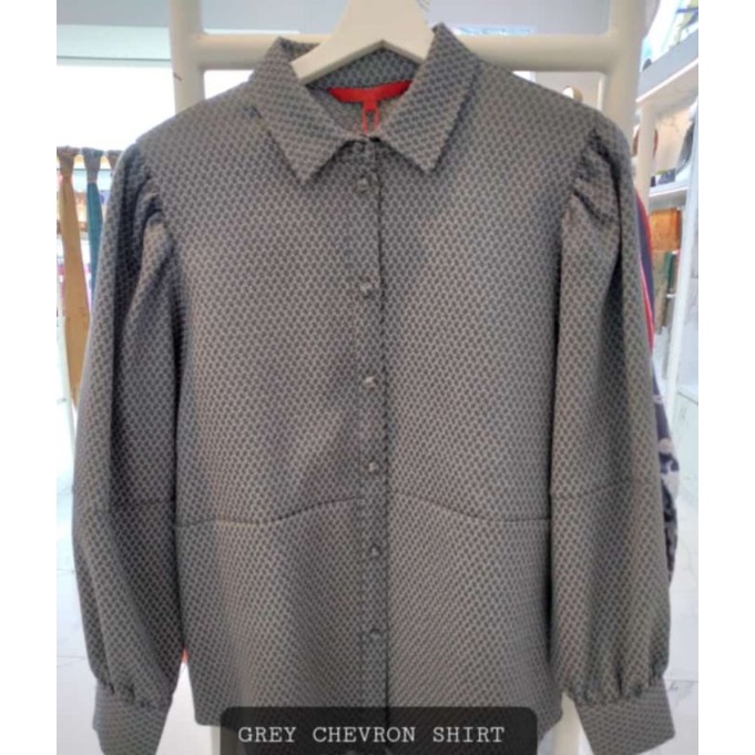 Preloved Benang jarum chevron shirt sz M
