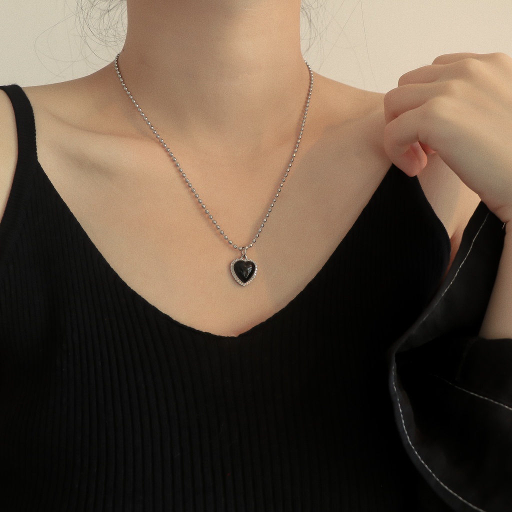 Black Gemstone Love Necklace Accessories Retro Temperament Chain