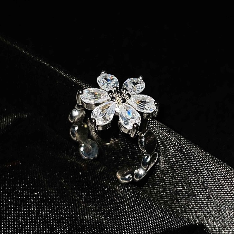 Fashion Personalized Flower Shape Diamond-Studded Ring